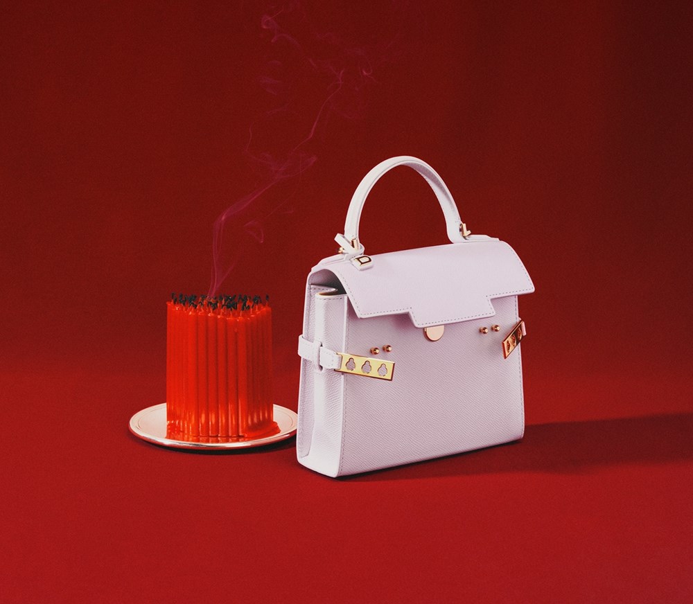 «Delvaux» تحتفي بسحر التفاصيل وأناقة الحرفة