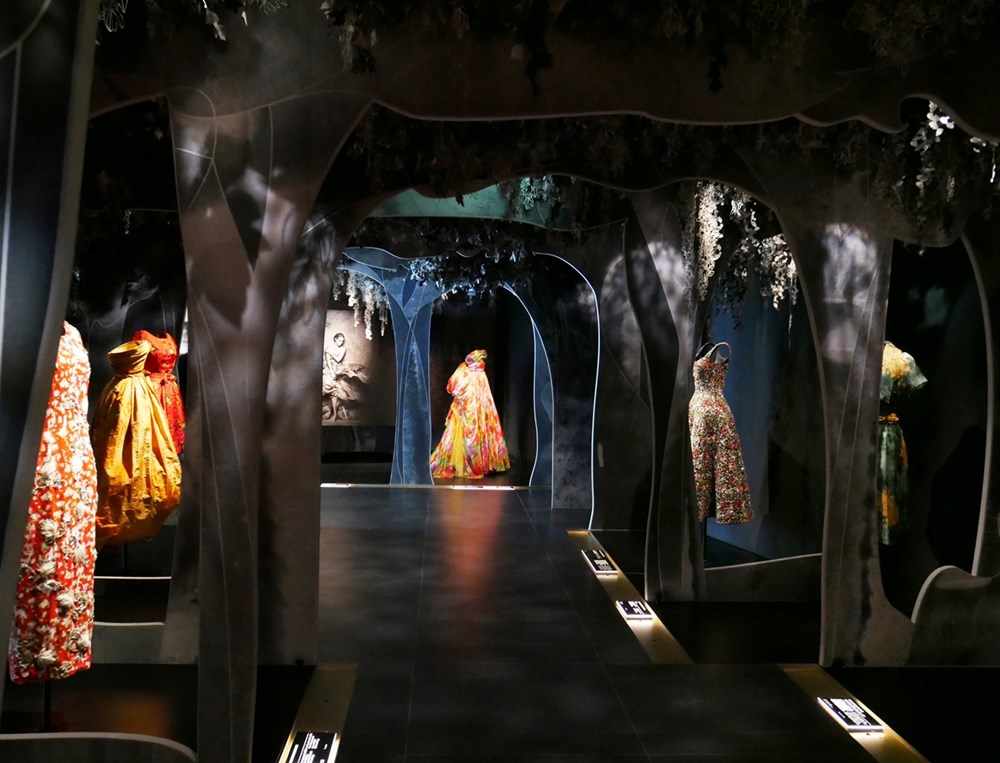 «الهوت كوتور» بين الحلم والواقع.. كيف وُلدت الموضة الراقية؟