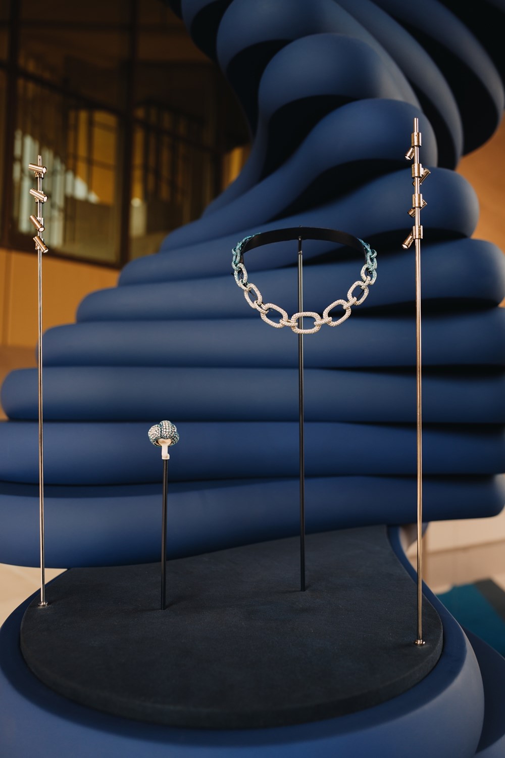 «بياجيه» تضيء سماء أبوظبي بجمال استثنائي في «أشكال الأناقة الفائقة»