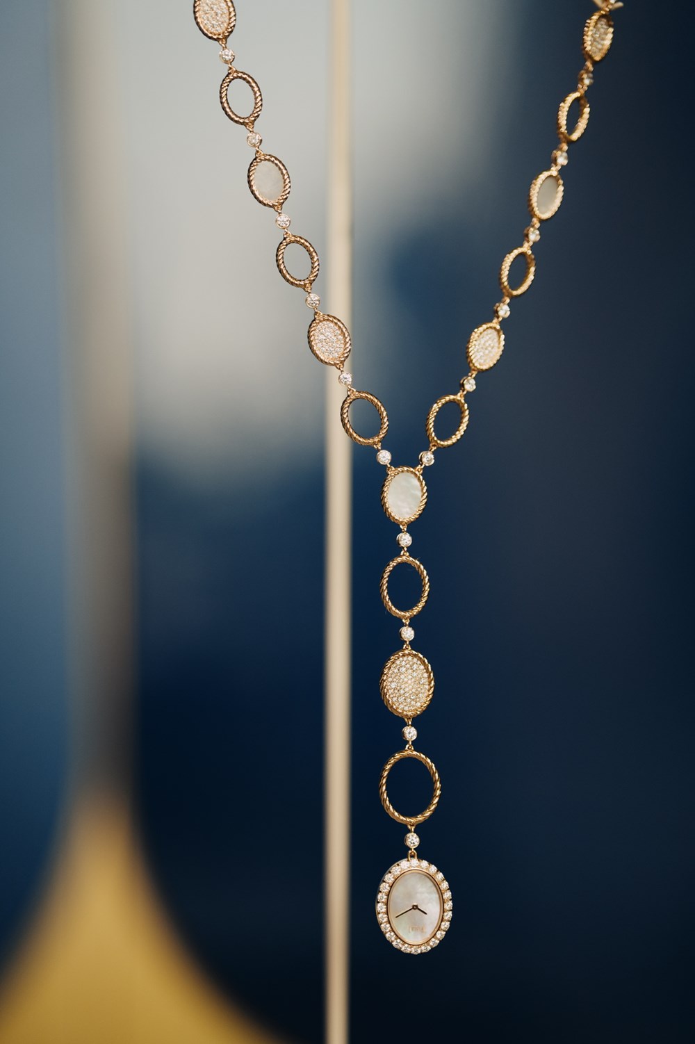 «بياجيه» تضيء سماء أبوظبي بجمال استثنائي في «أشكال الأناقة الفائقة»