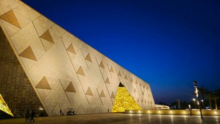 نجمات العالم يحيين روح الفراعنة في المتحف المصري الكبير