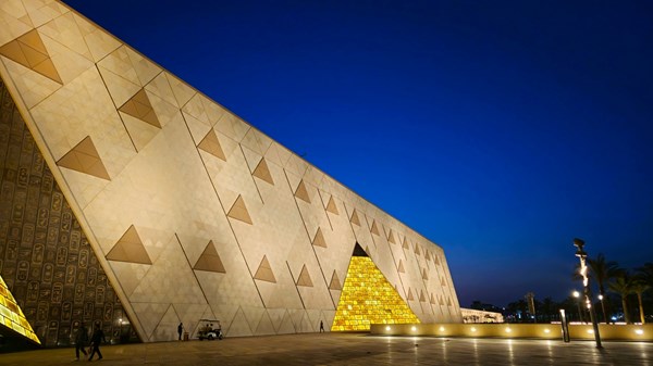 نجمات العالم يحيين روح الفراعنة في المتحف المصري الكبير نجمات العالم يحيين روح الفراعنة في المتحف المصري الكبير