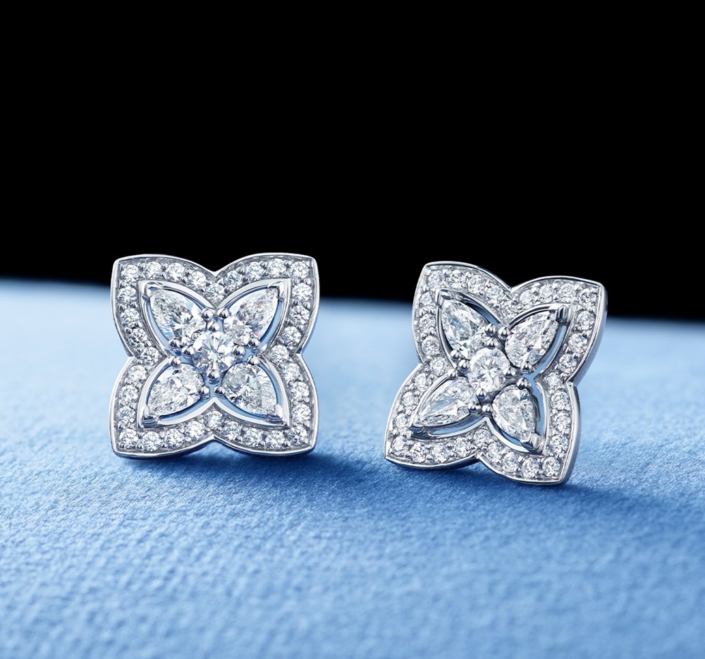 «De Beers» تطلق تشكيلة «Enchanted Lotus» للمجوهرات الراقية