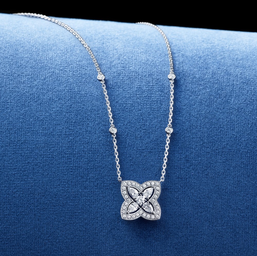 «De Beers» تطلق تشكيلة «Enchanted Lotus» للمجوهرات الراقية