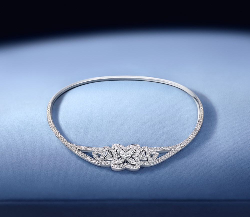 «De Beers» تطلق تشكيلة «Enchanted Lotus» للمجوهرات الراقية