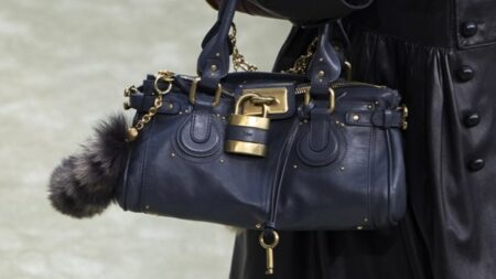 5 حقائب كشفت عنها دور الأزياء.. لشتاء 2026