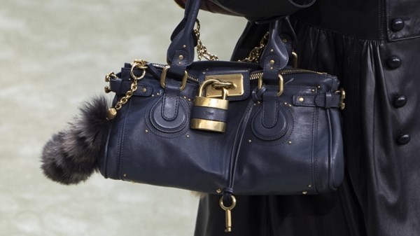 5 حقائب كشفت عنها دور الأزياء.. لشتاء 2026 5 حقائب كشفت عنها دور الأزياء.. لشتاء 2026