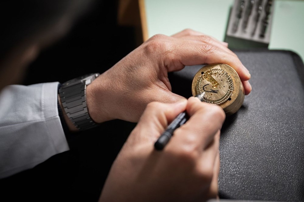 تعاون فني جديد بين «بولغري» ومطر بن لاحج.. في «دبي للساعات 2025»