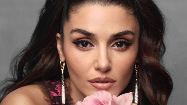 لمسات جمالية عصرية في إطلالات هاندا أرتشيل لمسات جمالية عصرية في إطلالات هاندا أرتشيل