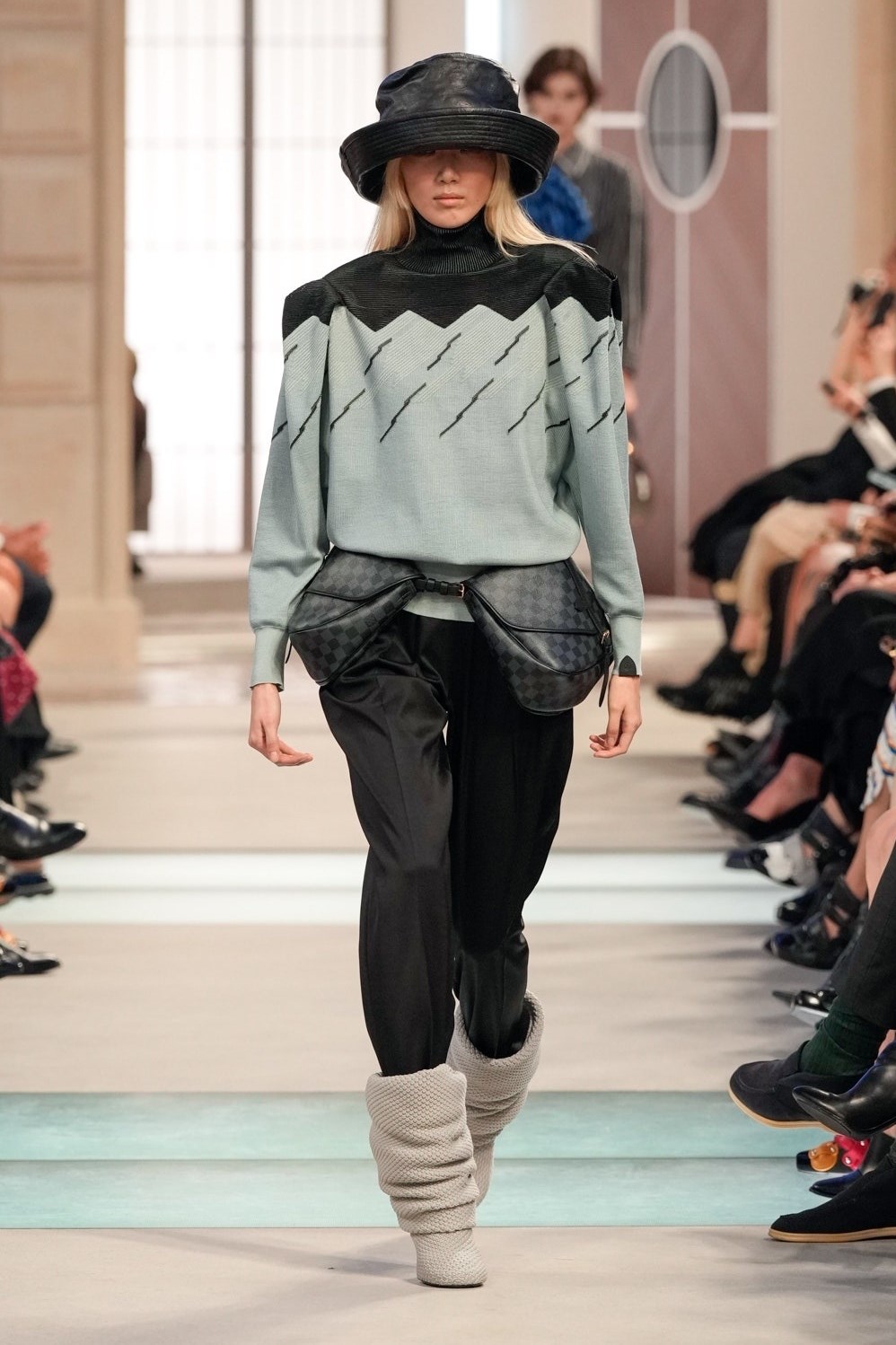 أحذية «Slouchy» تعود بقوة.. في شتاء 2025