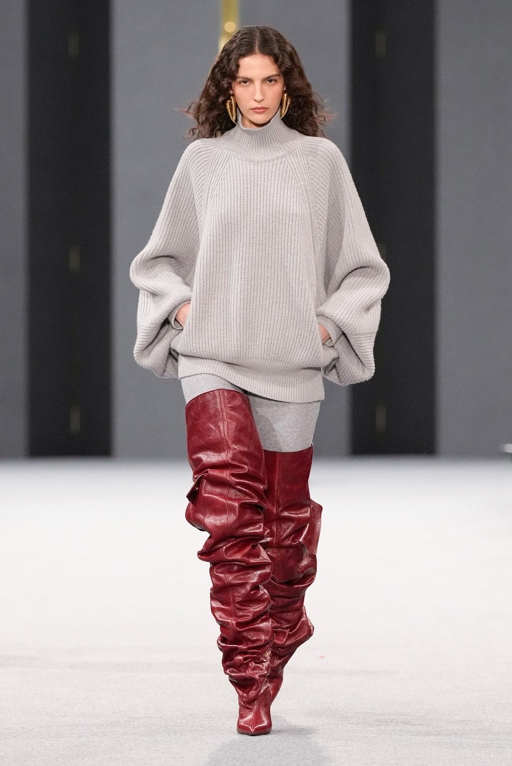 أحذية «Slouchy» تعود بقوة.. في شتاء 2025