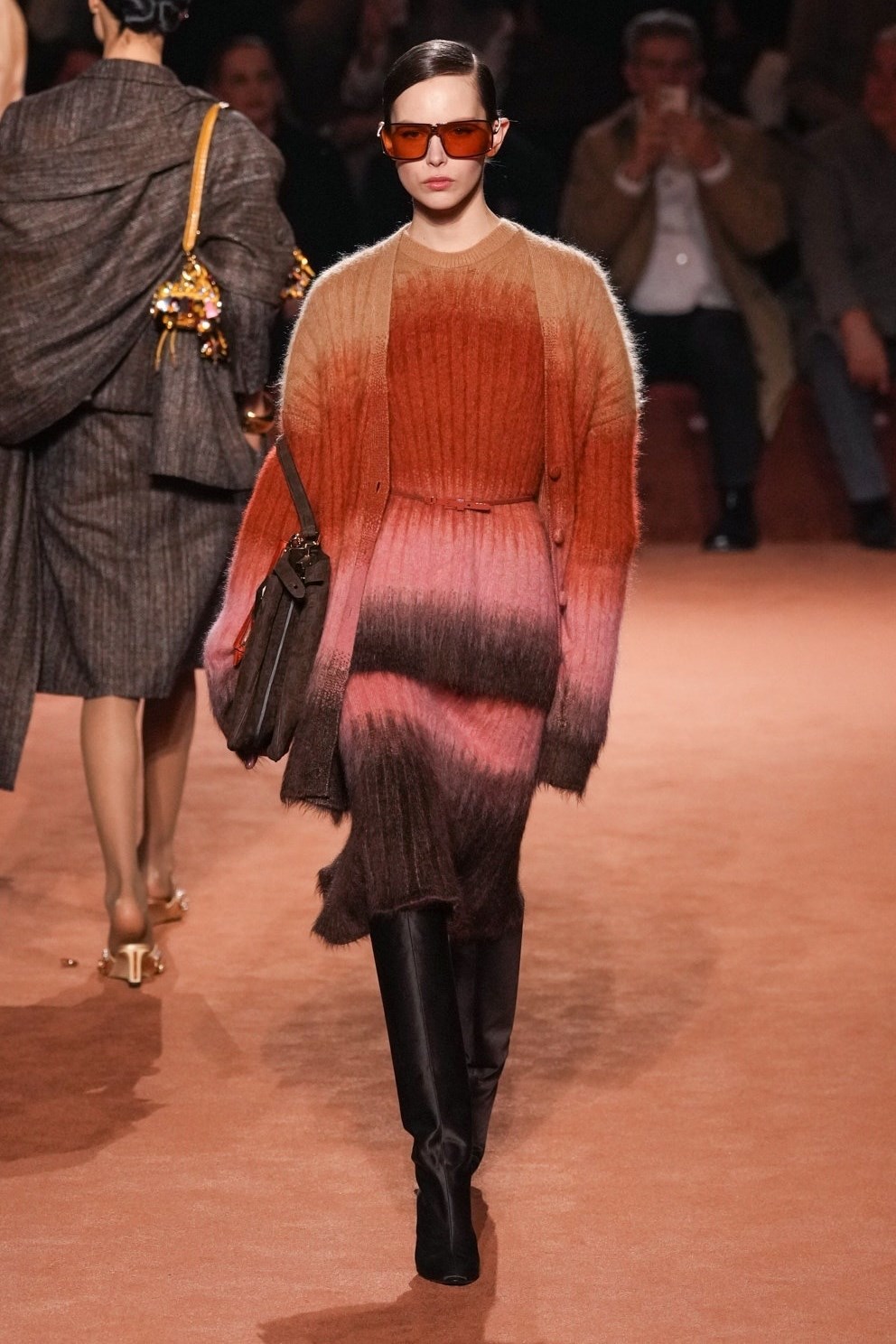 أحذية «Slouchy» تعود بقوة.. في شتاء 2025