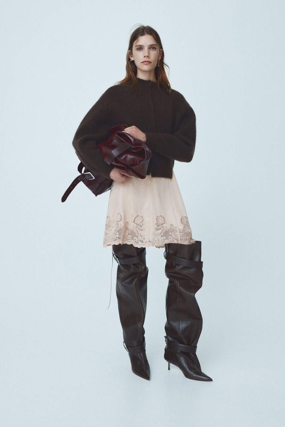 أحذية «Slouchy» تعود بقوة.. في شتاء 2025