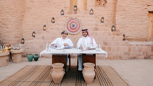 عبق التاريخ يلتقي الفخامة.. «أمواج» تُحيي أسطورة اللبان على «طريق البخور» في العُلا