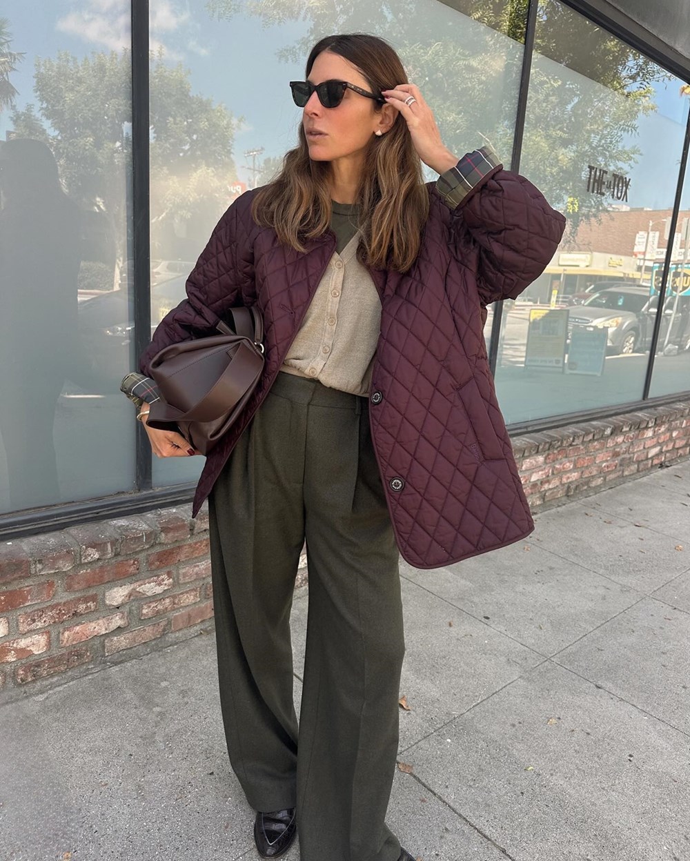 البرغندي يواصل الرواج في شتاء 2026.. إليكِ كيفية تنسيقه