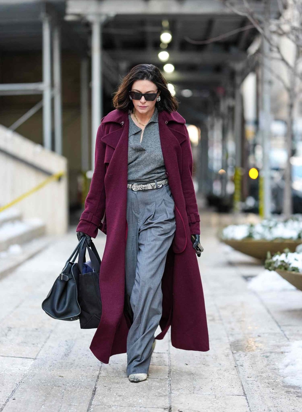 البرغندي يواصل الرواج في شتاء 2026.. إليكِ كيفية تنسيقه