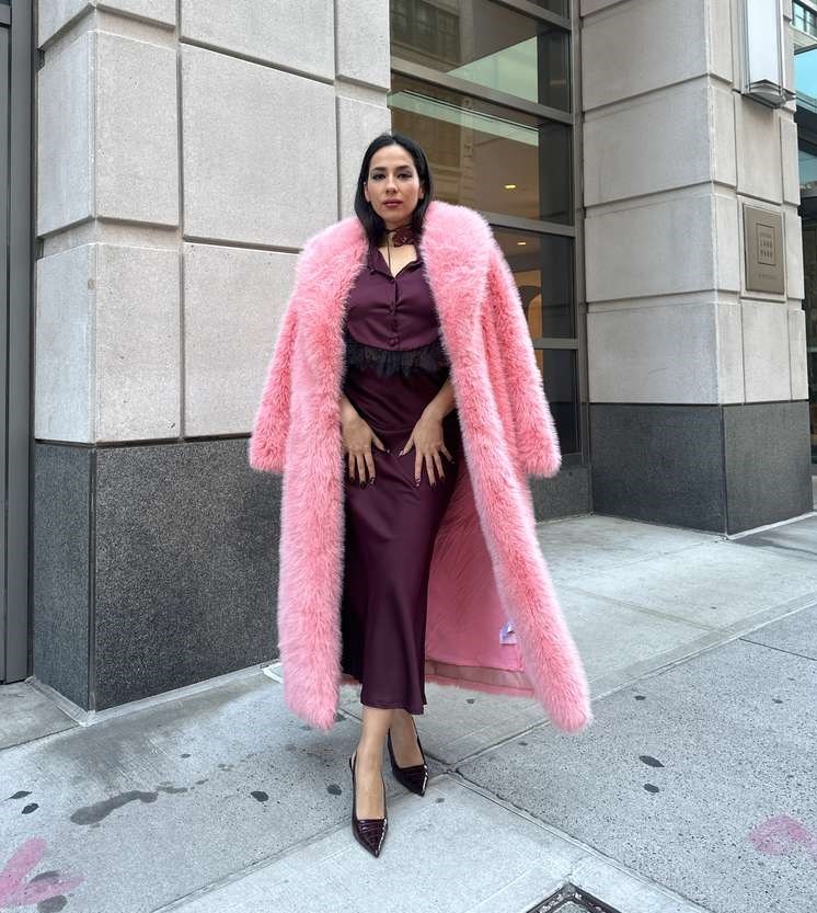 البرغندي يواصل الرواج في شتاء 2026.. إليكِ كيفية تنسيقه