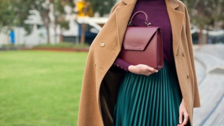 البرغندي يواصل الرواج في شتاء 2026.. إليكِ كيفية تنسيقه