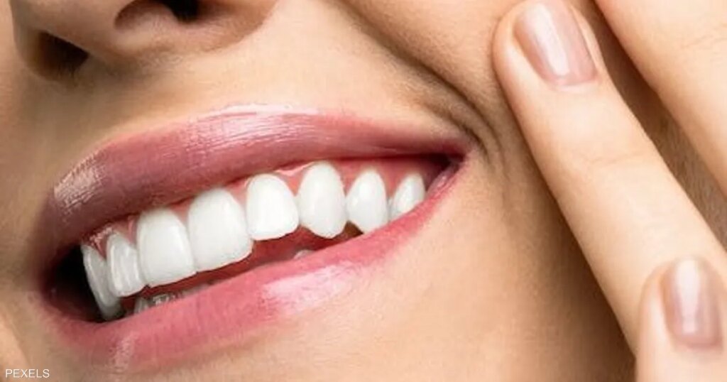 علامة شائعة على نقص فيتامين ب 12.. تظهر في الفم