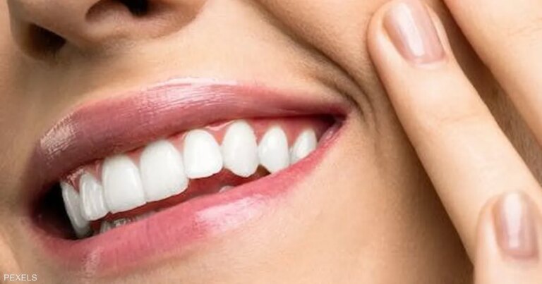 علامة شائعة على نقص فيتامين ب 12.. تظهر في الفم