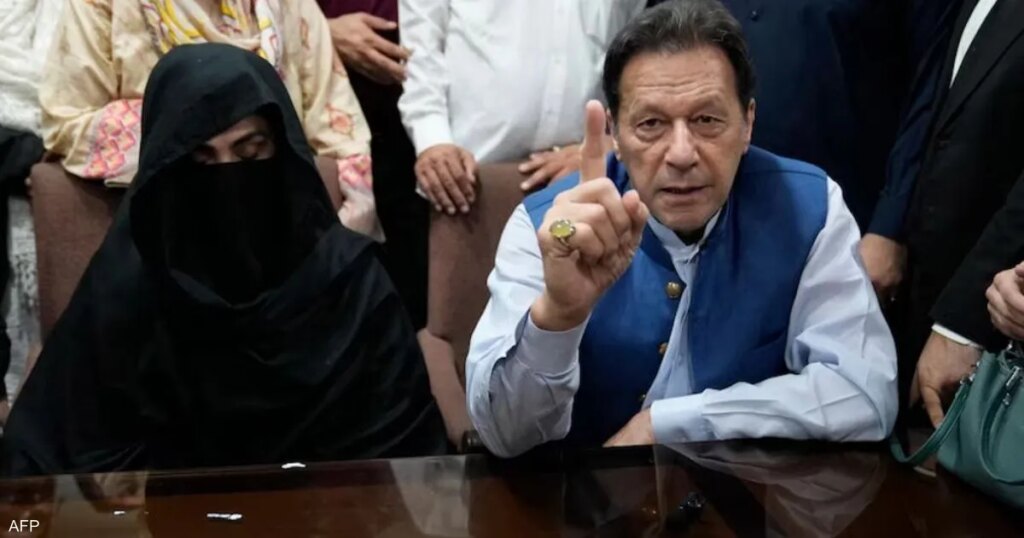 إعلام محلي: السجن 17 سنة لعمران خان وزوجته في قضية فساد
