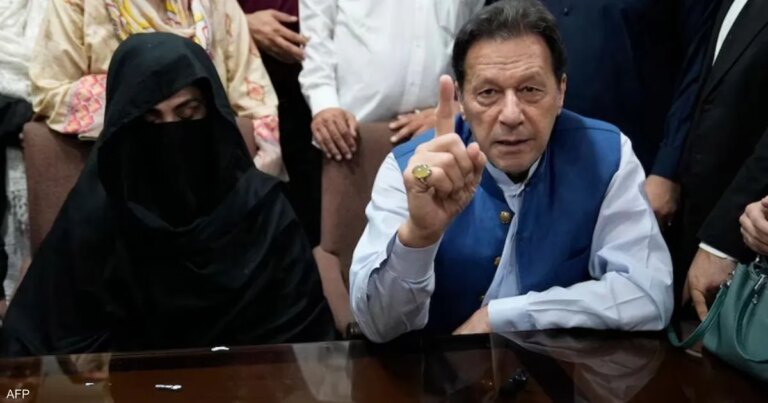 إعلام محلي: السجن 17 سنة لعمران خان وزوجته في قضية فساد