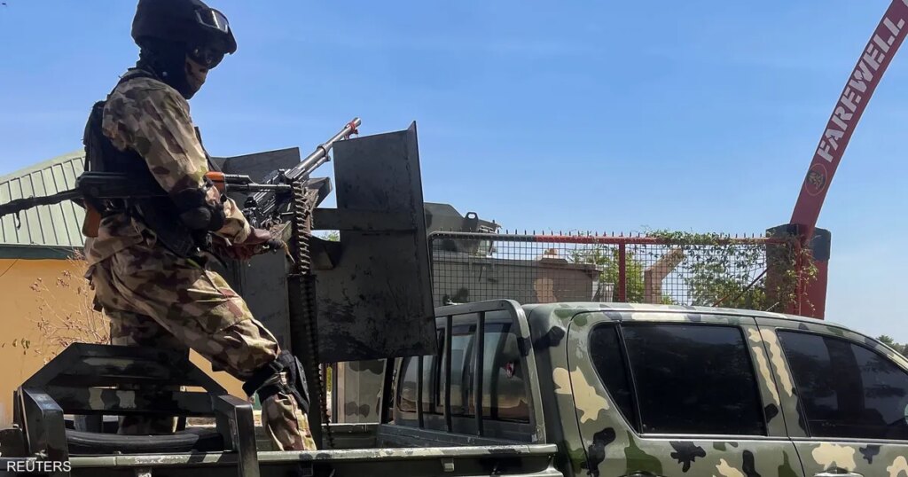 استقالة وزير الدفاع النيجيري بعد موجة من عمليات الخطف