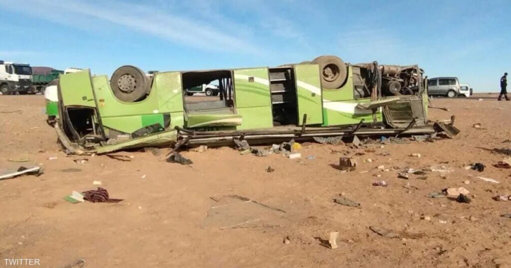 مصرع 14 شخصا وإصابة 34 في انقلاب حافلة في الجزائر