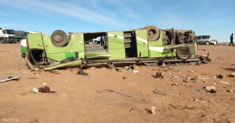مصرع 14 شخصا وإصابة 34 في انقلاب حافلة في الجزائر