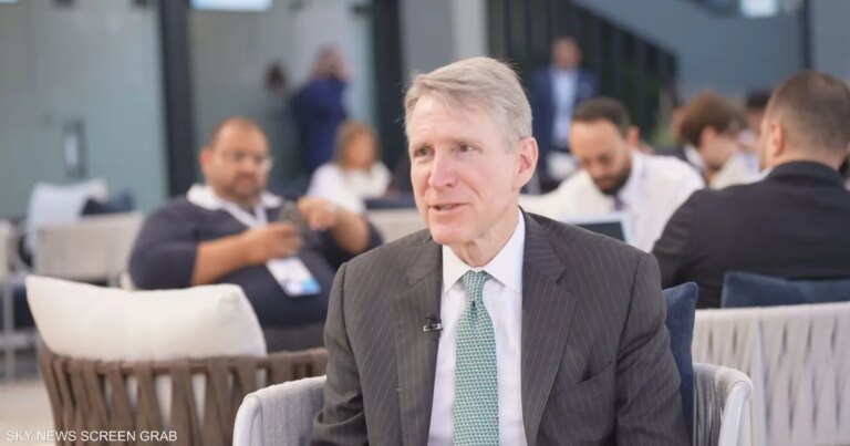 تيم آدامز يحذر من فقاعة ديون عالمية غير مسبوقة