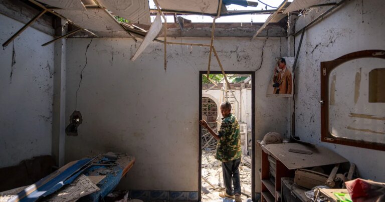 تصاعد القتال بين تايلاند وكمبوديا وإجلاء مئات الآلاف