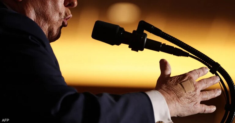 البيت الأبيض يفسر "ضمادة ترامب".. لماذا يلصقها على يده؟