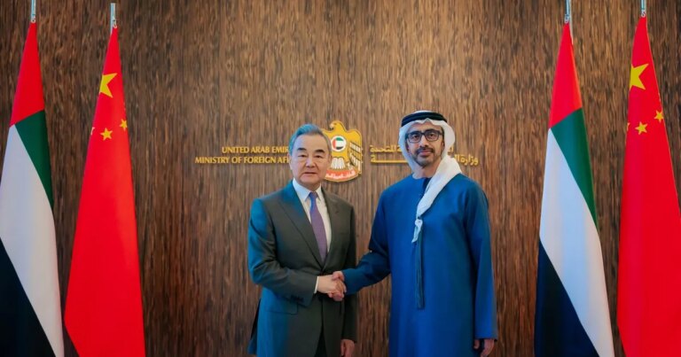 لقاء عبدالله بن زايد ووزير خارجية الصين.. شراكة بين البلدين