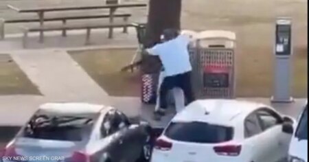فيديو يرصد بطولة رجل.. هاجم المسلح في "مأساة أستراليا"