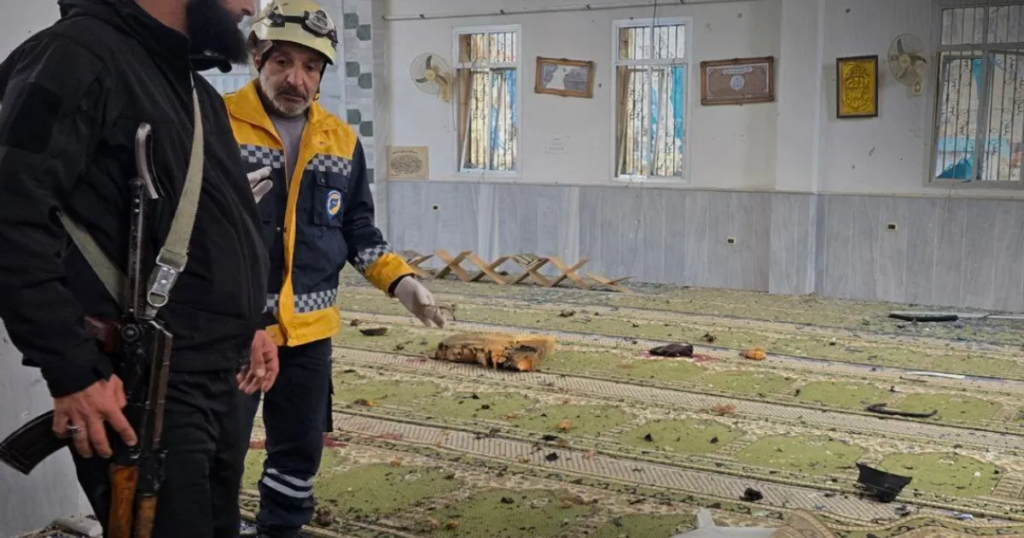 فيديو.. قتلى وجرحى في انفجار داخل مسجد في حمص