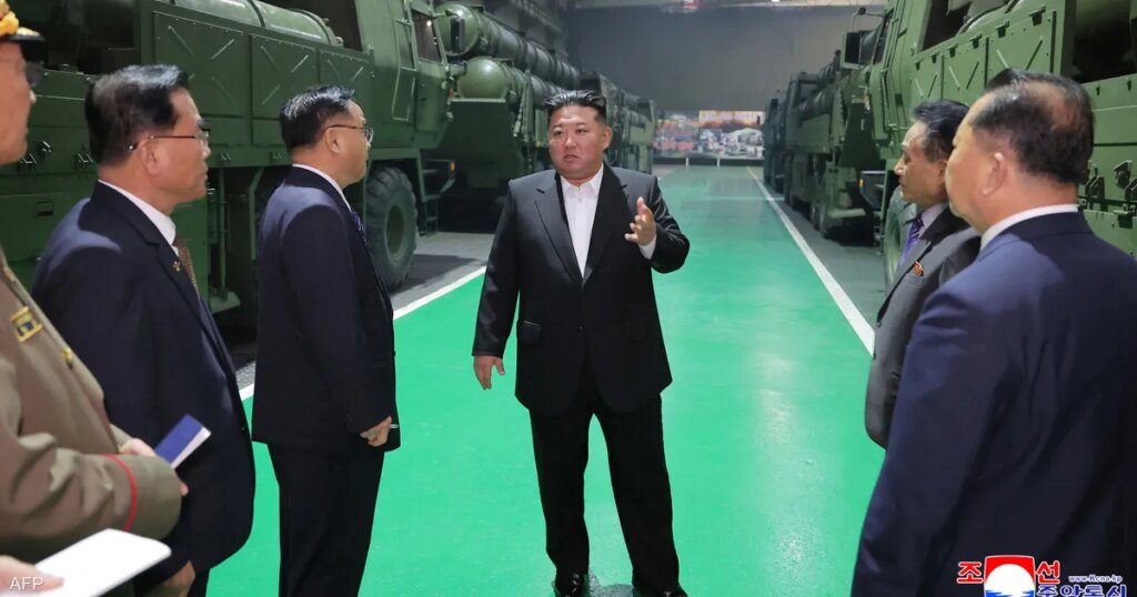 كيم جونغ أون يشيد بقاذفات صواريخ جديدة قادرة على إبادة العدو