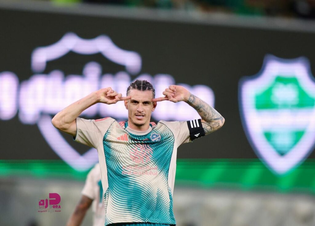 الأهلي يتفوق على الفيحاء 2-0 ويشهد طرد إيبانيز