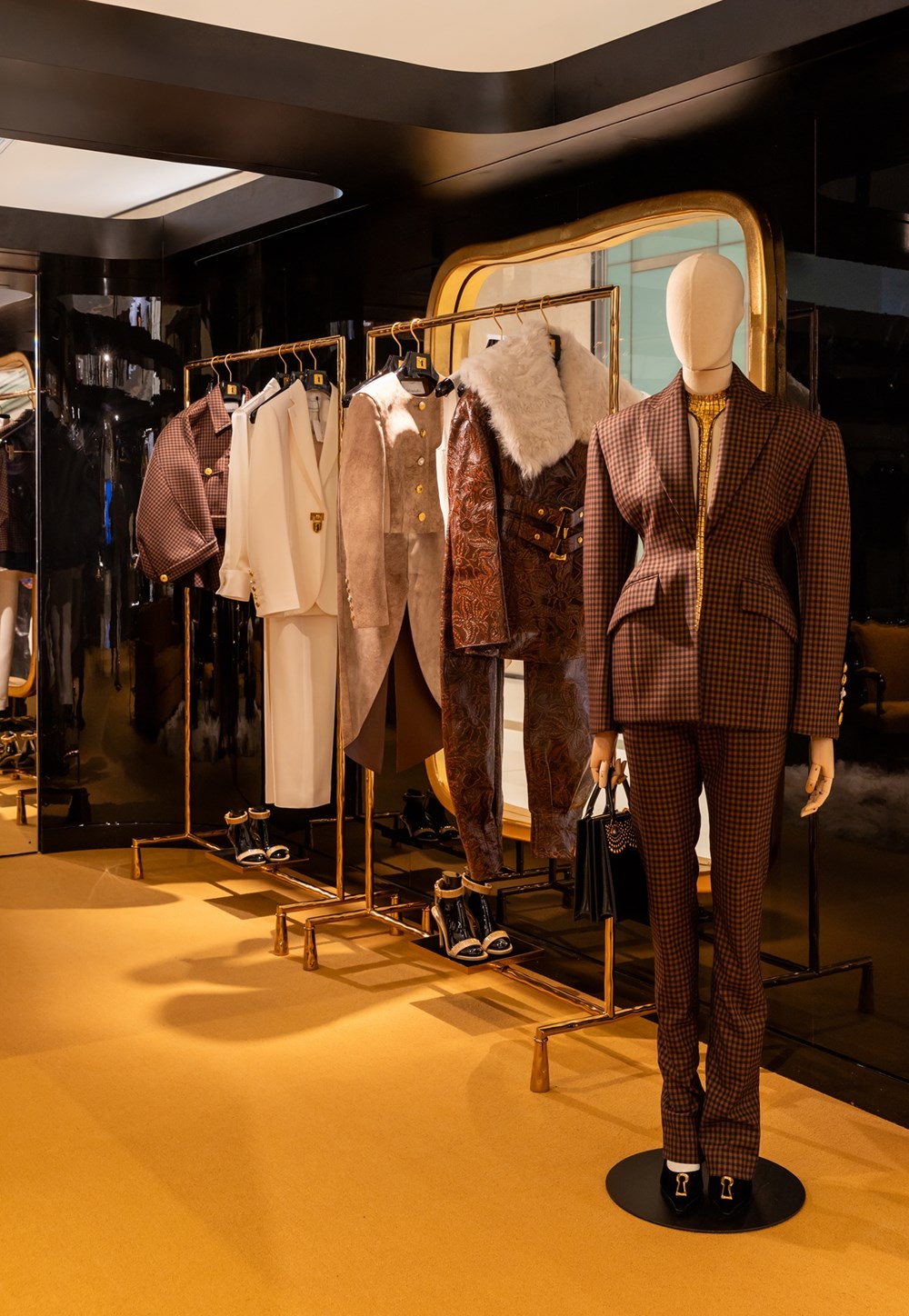 «سكياباريلي» تتحدى الخيال.. جوهرة ذهبية في «دبي مول» تفتح أبواب عالم «الأناقة»