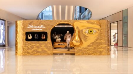 «سكياباريلي» تتحدى الخيال.. جوهرة ذهبية في «دبي مول» تفتح أبواب عالم «الأناقة»