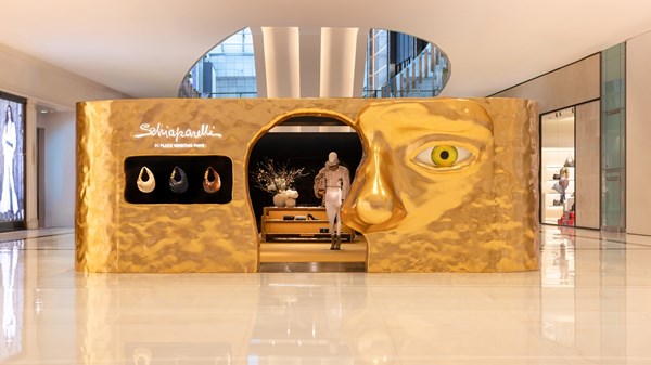 «سكياباريلي» تتحدى الخيال.. جوهرة ذهبية في «دبي مول» تفتح أبواب عالم «الأناقة» «سكياباريلي» تتحدى الخيال.. جوهرة ذهبية في «دبي مول» تفتح أبواب عالم «الأناقة»