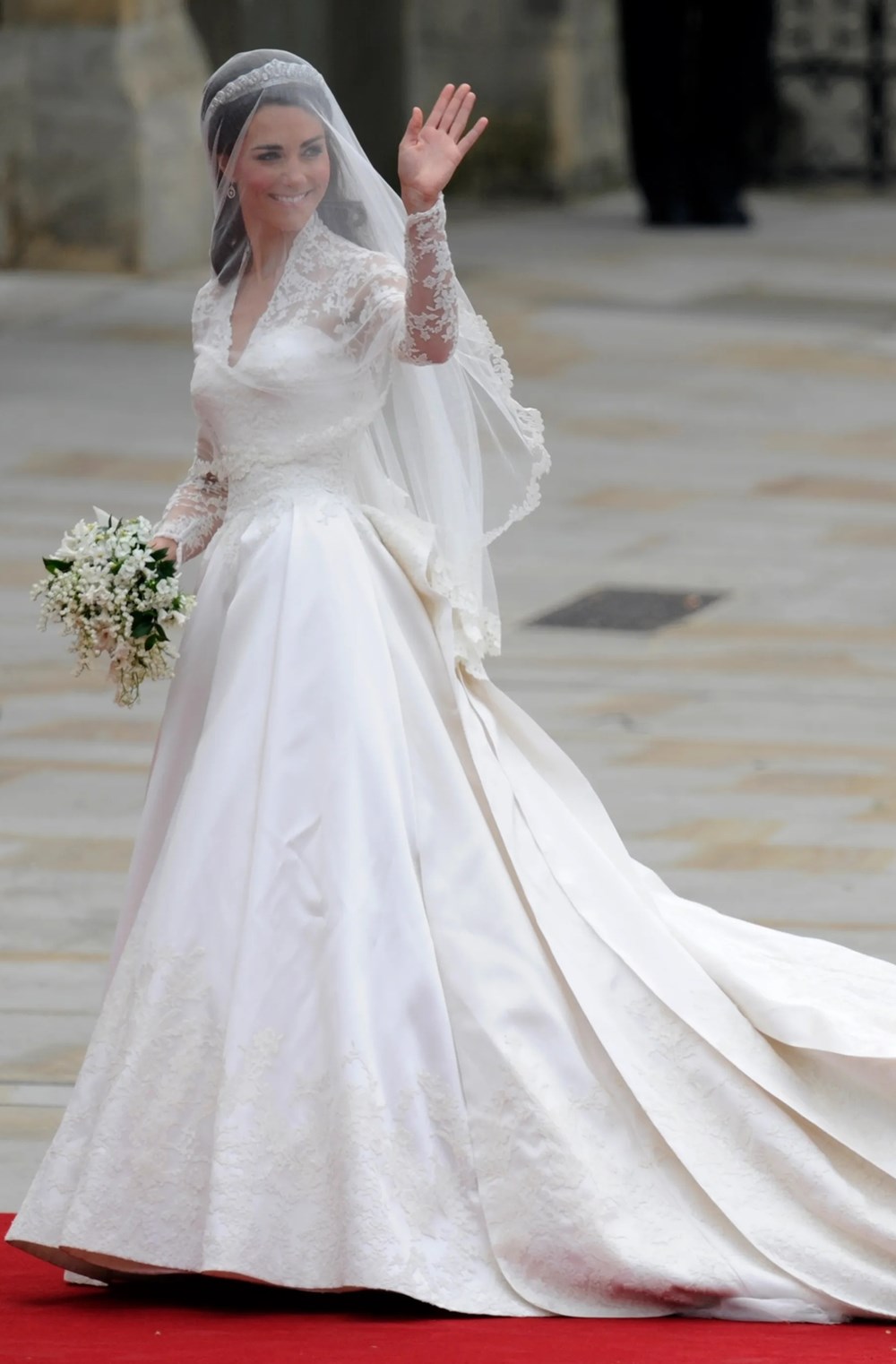 تكريم استثنائي.. مصممة فستان زفاف كيت ميدلتون تحصد جائزة الموضة 2025!