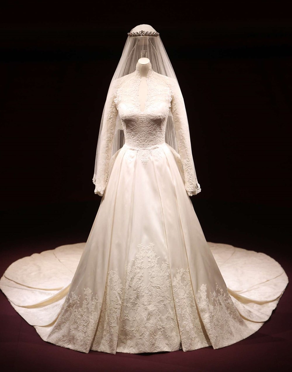 تكريم استثنائي.. مصممة فستان زفاف كيت ميدلتون تحصد جائزة الموضة 2025!