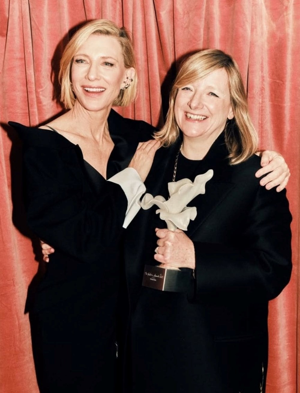 تكريم استثنائي.. مصممة فستان زفاف كيت ميدلتون تحصد جائزة الموضة 2025!