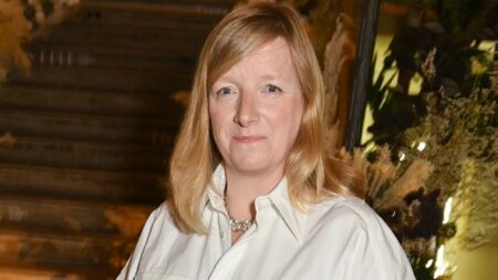 تكريم استثنائي.. مصممة فستان زفاف كيت ميدلتون تحصد جائزة الموضة 2025!