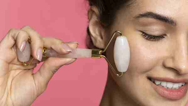 10 حيل تجميلية انتشرت على مواقع التواصل.. ما مدى فعاليتها؟ 10 حيل تجميلية انتشرت على مواقع التواصل.. ما مدى فعاليتها؟