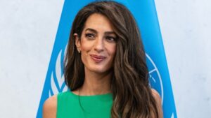 من السجادة الحمراء إلى الشارع.. أروع إطلالات أمل كلوني