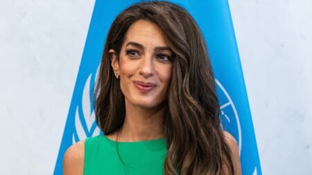 من السجادة الحمراء إلى الشارع.. أروع إطلالات أمل كلوني من السجادة الحمراء إلى الشارع.. أروع إطلالات أمل كلوني