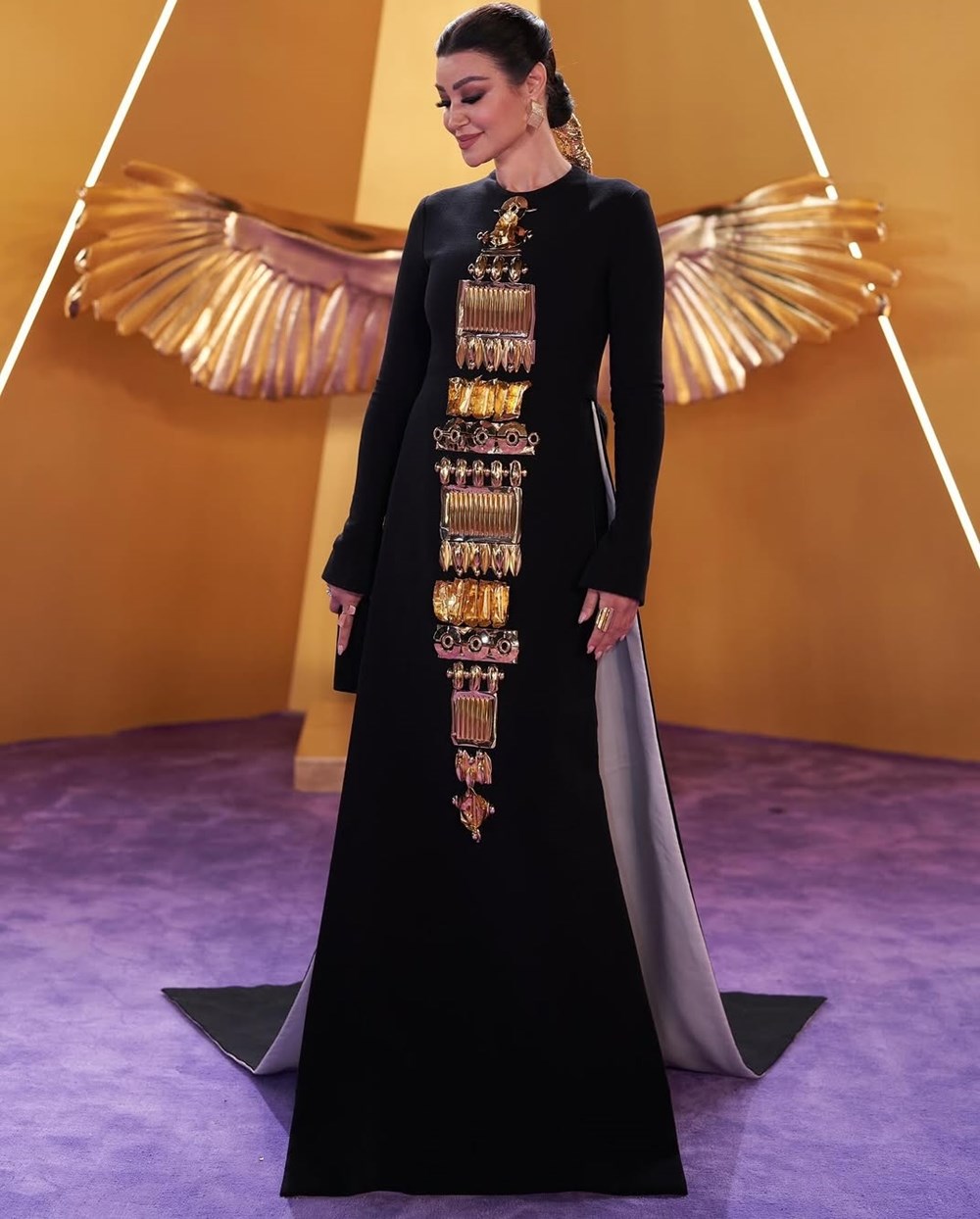 أجمل إطلالات النجمات العربيات على السجادة الحمراء في فعاليات 2025