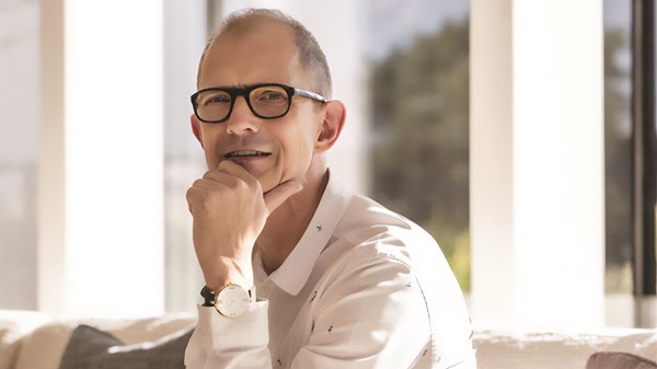 راينر برنارد: نسرد الوقت بـ«طريقة شاعرية» راينر برنارد: نسرد الوقت بـ«طريقة شاعرية»