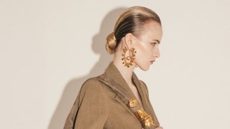 حقيبة «ذا سوفليه» من «سكياباريلي».. خفة متجددة بتفاصيل فاخرة حقيبة «ذا سوفليه» من «سكياباريلي».. خفة متجددة بتفاصيل فاخرة